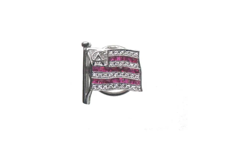 Broche de oro blanco de 18K con diamantes y rubies