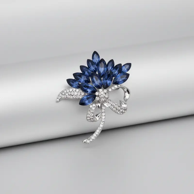 Broche estilo vintage con strass azul brillante y acabado plata