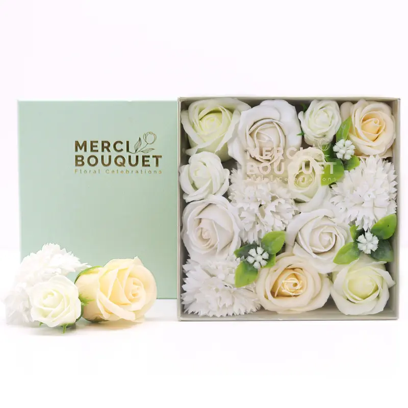 Caja cuadrada con flores de jabón en diferentes tonos de blancos - mbyou
