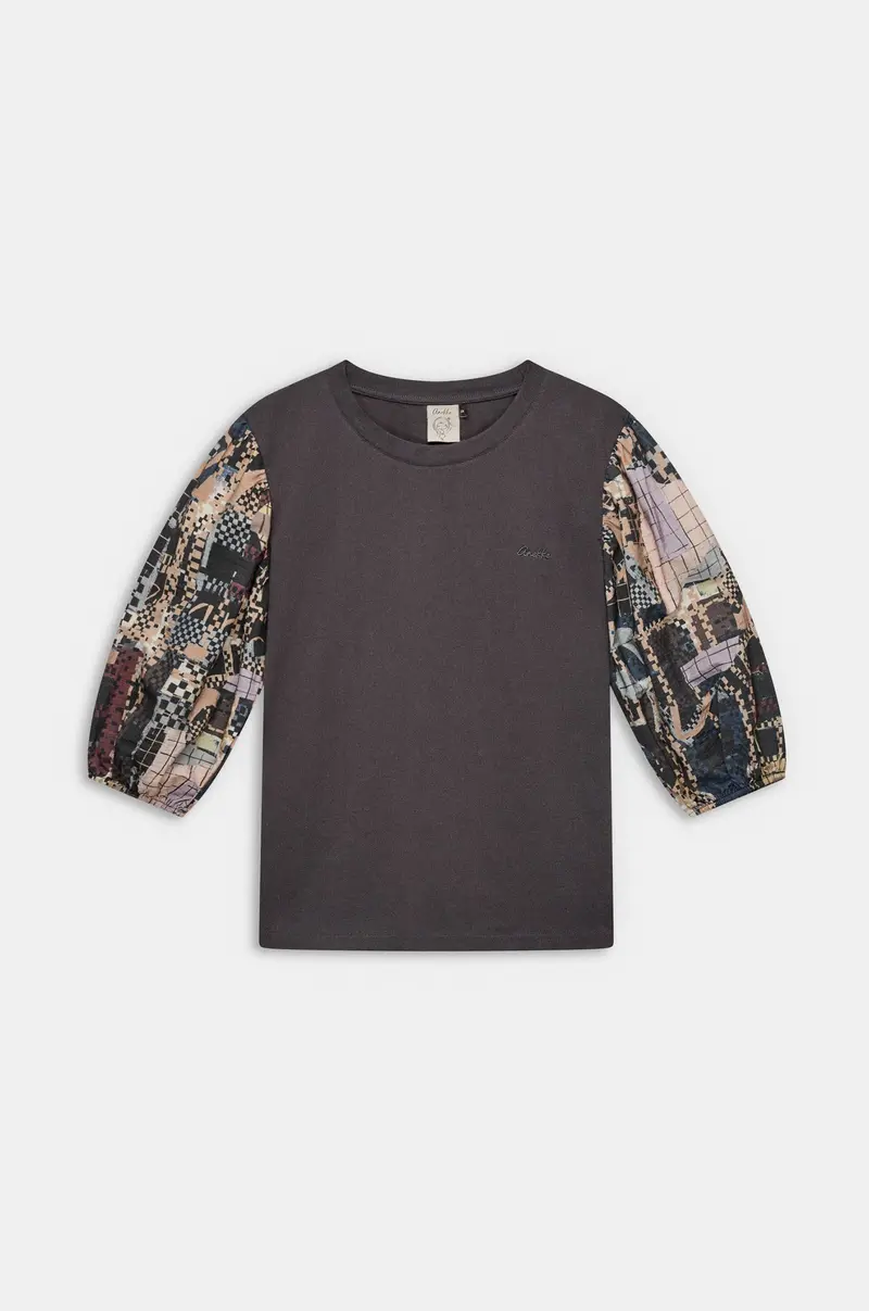 Camiseta gris con mangas estampadas