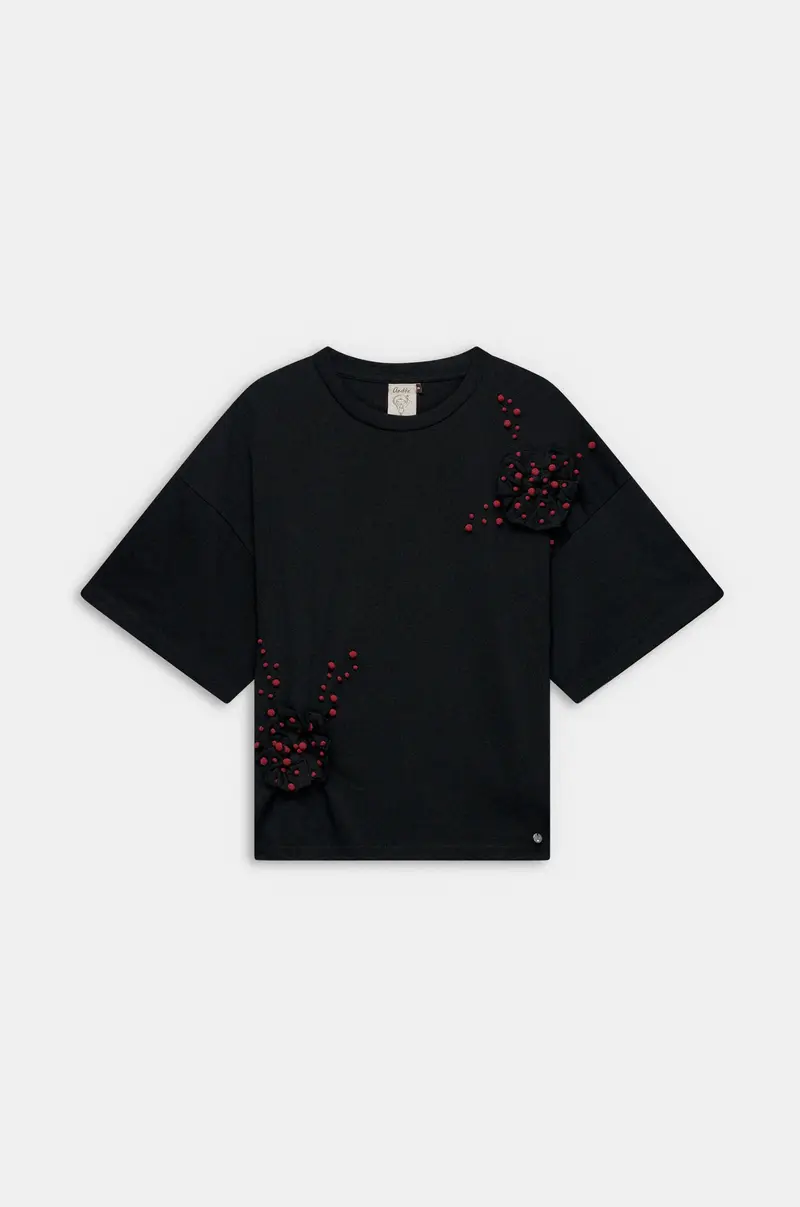 Camiseta negra con aplicaciones florales