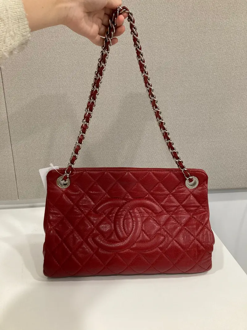 Chanel CC Chain Tote acolchado en piel caviar roja