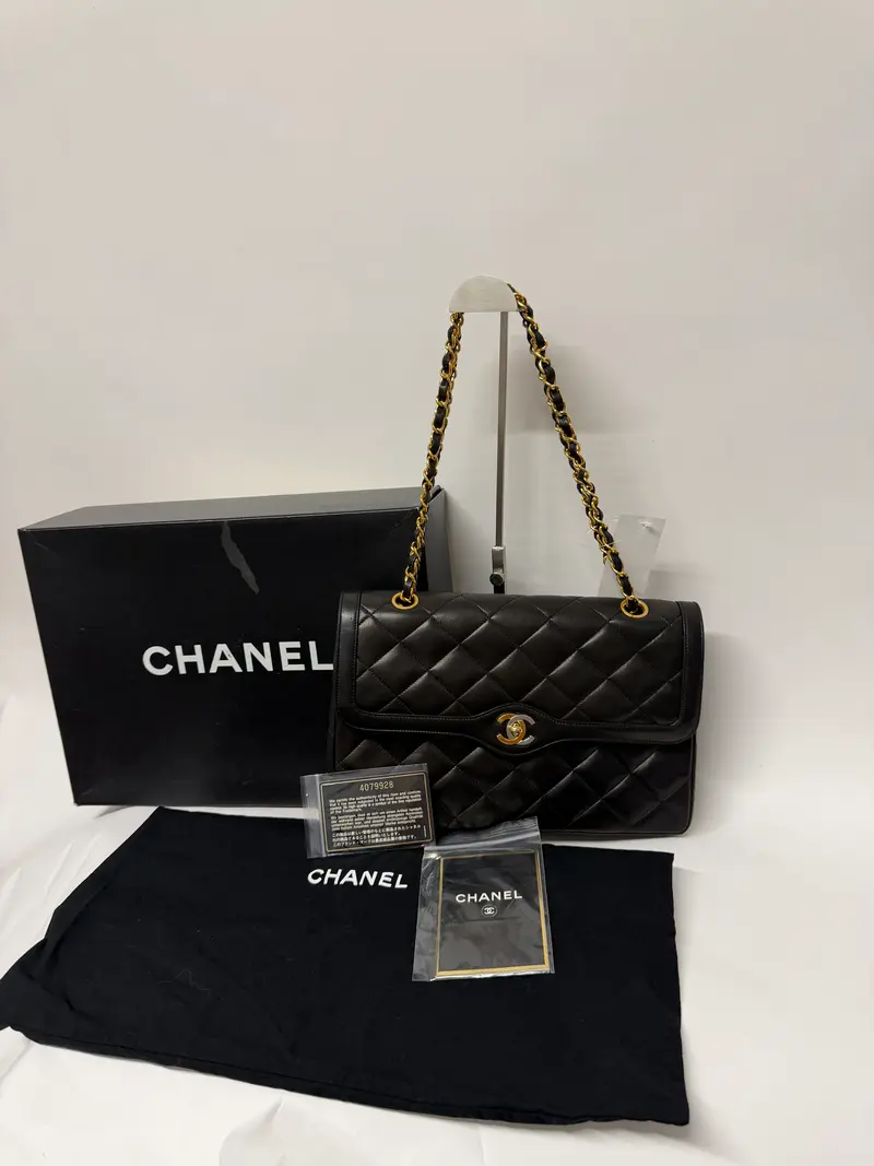 Chanel Double Flap Paris Edición Limitada Mediano Piel de Cordero Negra