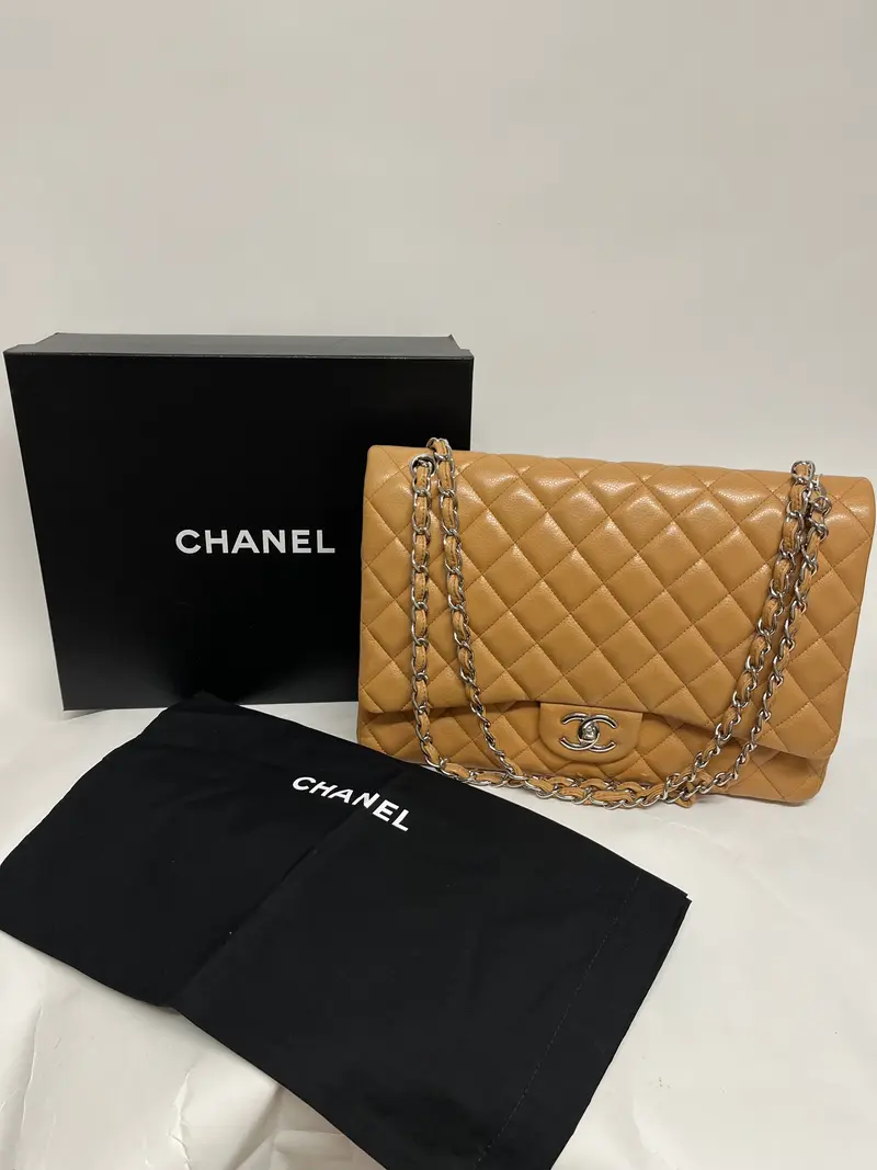 Chanel Maxi Classic Double Flap Piel Caviar Marrón