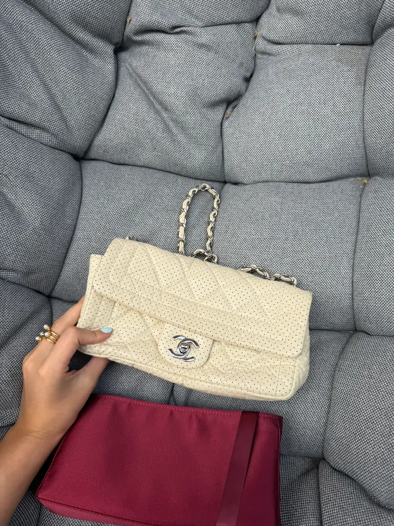 Chanel One Flap Small · Piel Perforada Marfil · Herrajes Plata