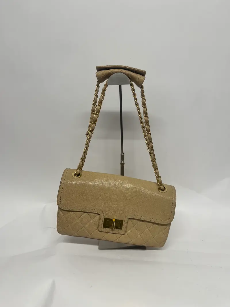 Chanel Single Flap Caviar Beige · Cierre Mademoiselle 2.55 · Herrajes Dorados