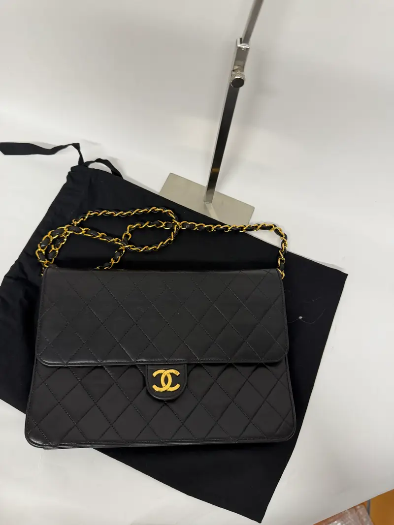 Chanel Timeless Single Flap Mediana Piel de Cordero Negra · Chapado Oro 24k · Serie 5