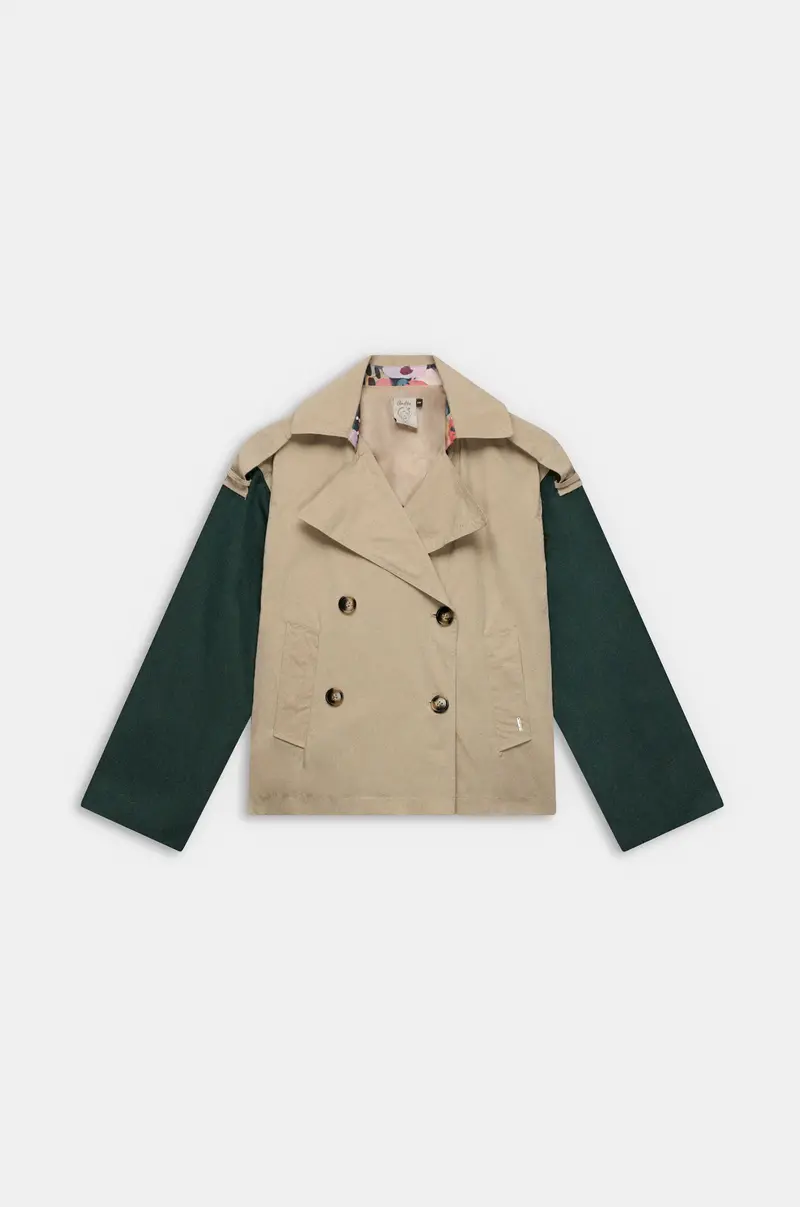 Chaqueta corta beige con botones y mangas en contraste
