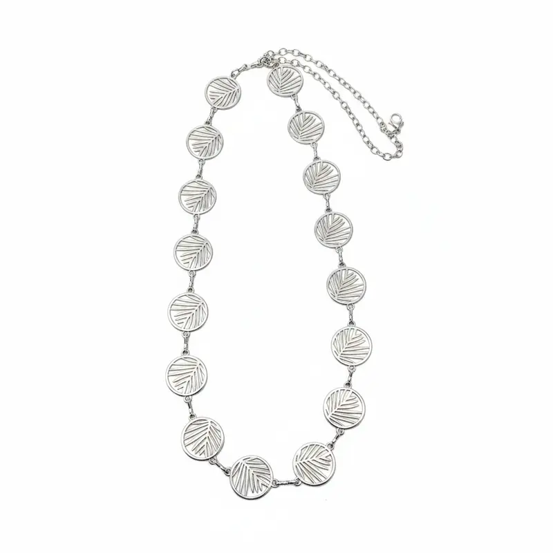 Cinturón de eslabones con un diseño de círculos con hojas en acabado plata