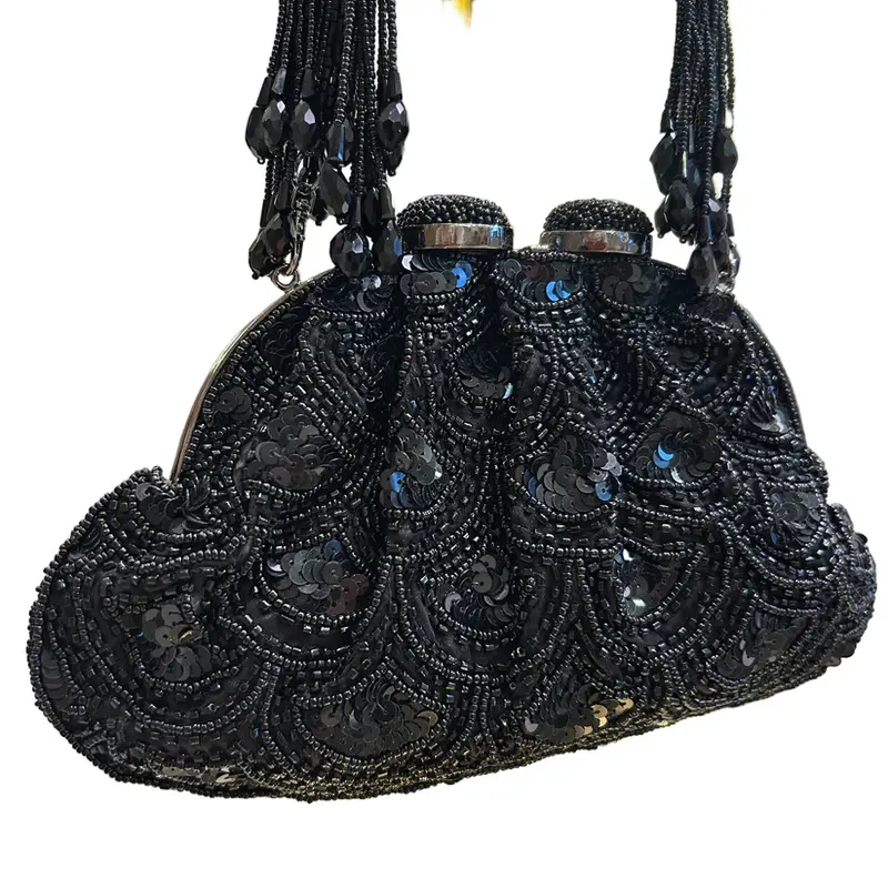 Clutch estilo vintage bordado en lentejuelas negras