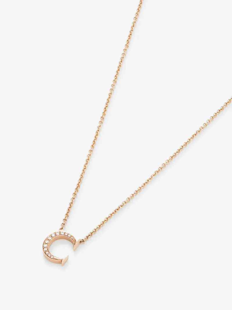 Colgante cadena con inicial de oro rosa de 18K y diamantes