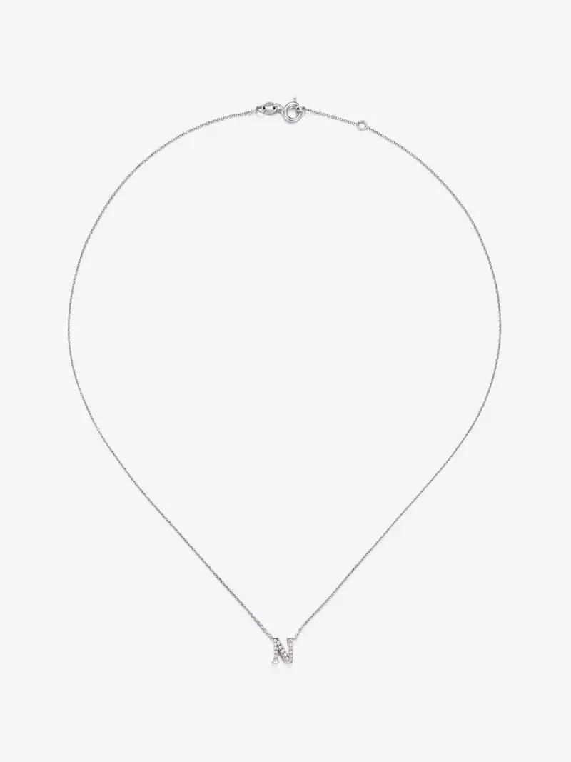 Colgante cadena con inicial pequeña de oro blanco de 18K y diamantes