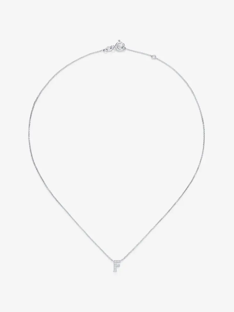 Colgante cadena con inicial pequeña de oro blanco de 18K y diamantes