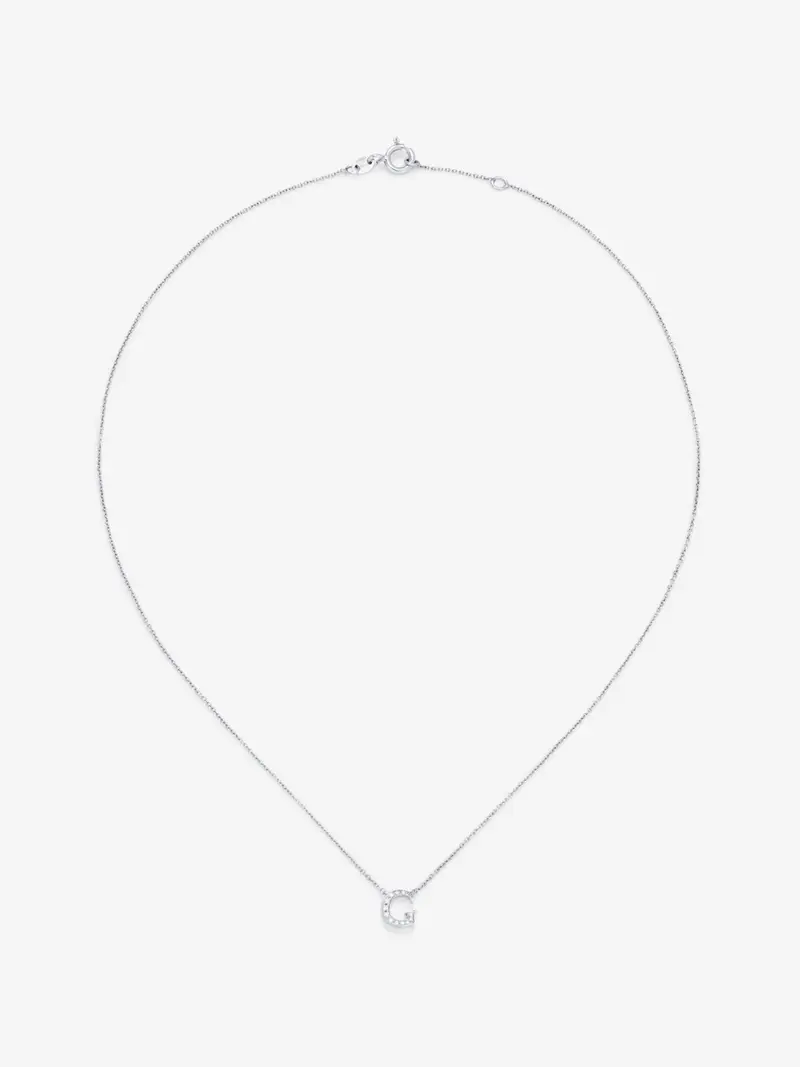 Colgante cadena con inicial pequeña de oro blanco de 18K y diamantes