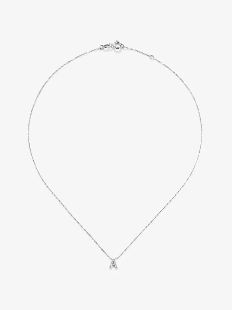 Colgante cadena con inicial pequeña de oro blanco de 18K y diamantes