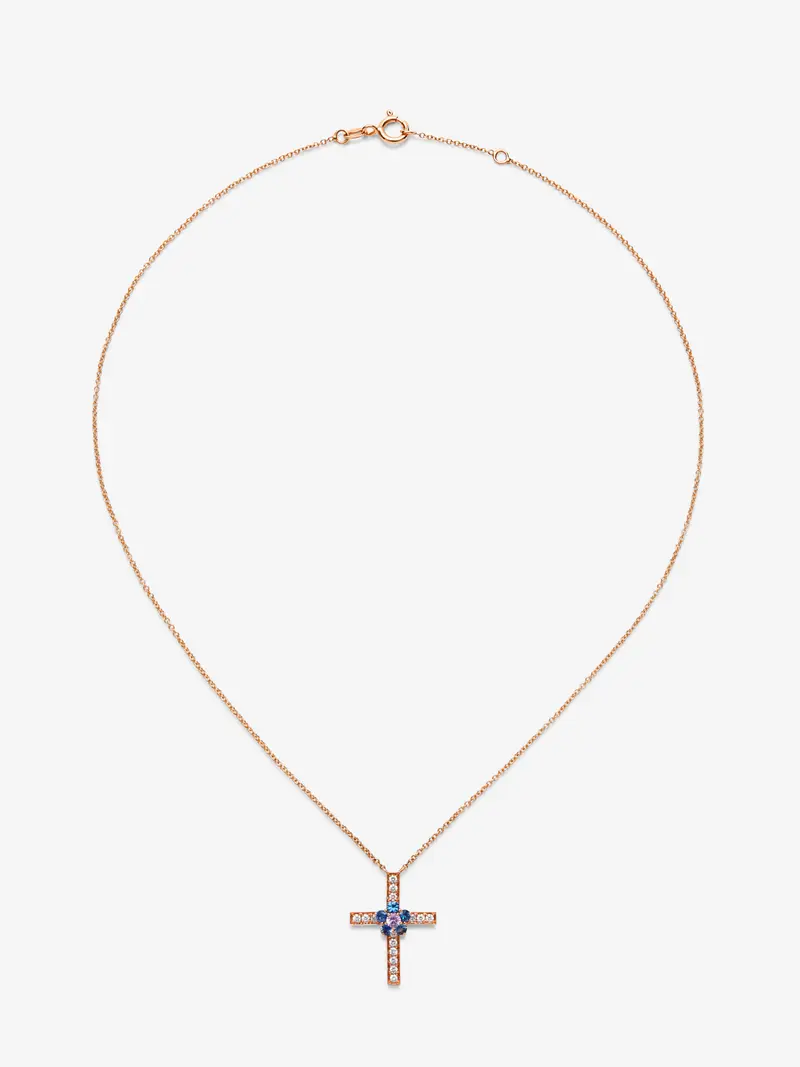 Colgante cadena cruz de oro rosa de 18K con diamantes en talla brillante con un total de 0,27 cts, zafiros azules y rosa en talla brillante con un total de 0,47 cts
