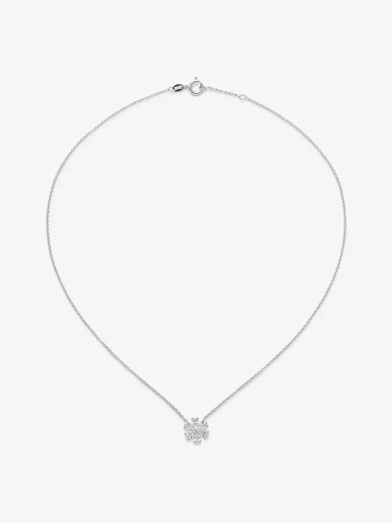 Colgante cadena flor de oro blanco de 18K con diamante central en talla brillante de 0,12 cts y 6 diamantes en talla pera con un total de 0,92 cts