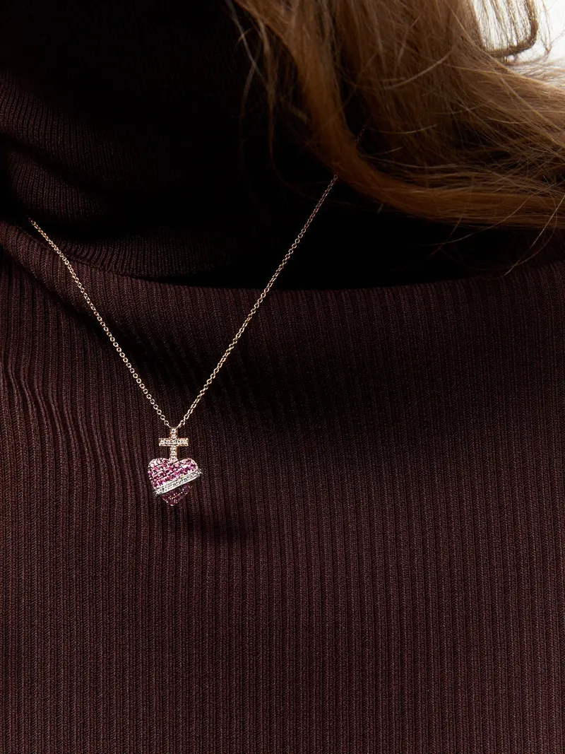 Colgante de corazón de oro blanco y rosa de 18K con diamantes en talla brillante de 0,18 cts y zafiros rosas en talla brillante de 0,67 cts