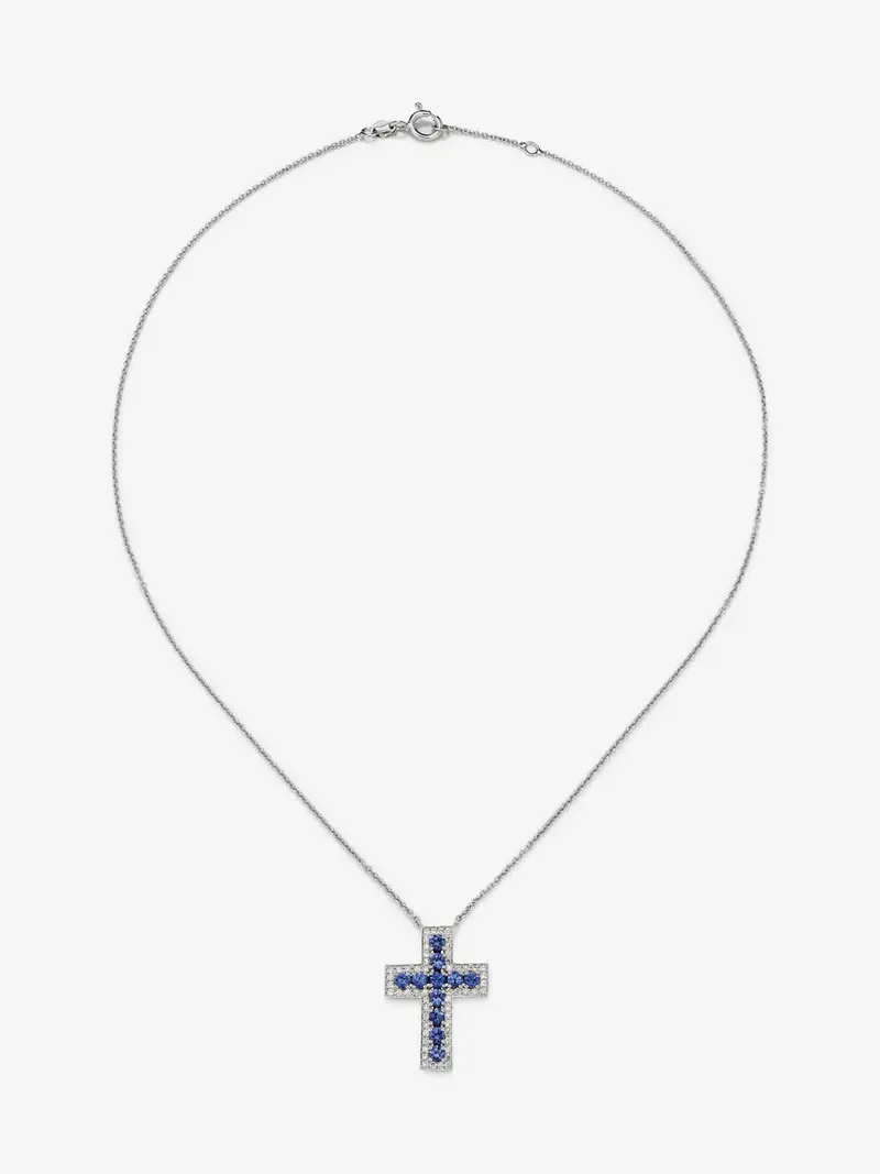 Colgante de cruz de oro blanco de 18K con 56 diamantes en talla brillante con un total de 0,33 cts y 11 zafiros azules en talla brillante con un total de 1,06 cts