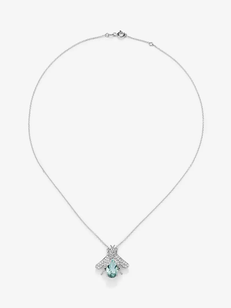 Colgante de insecto en oro blanco de 18K con aguamarina en talla oval de 4,17 cts, diamantes y zafiros azules en talla brillante con un total de 0,39 cts