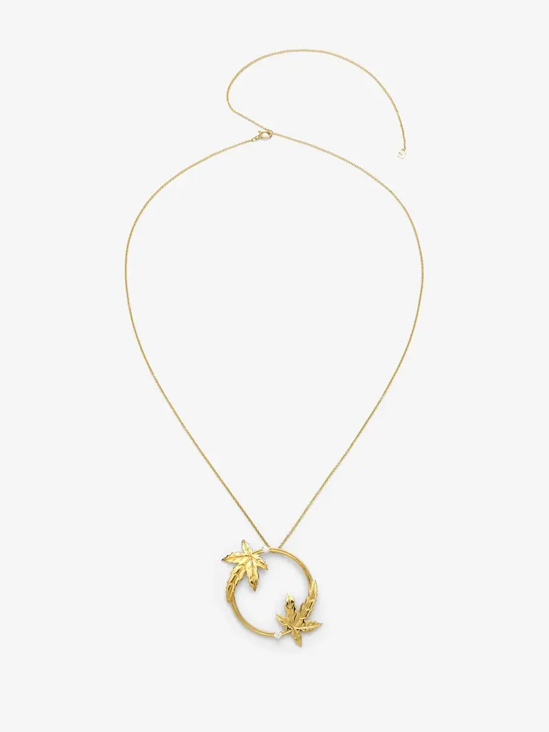 Colgante de oro amarillo de 18K con dos diamantes en talla brillante con un total de 0,33 cts y forma de hojas de arce