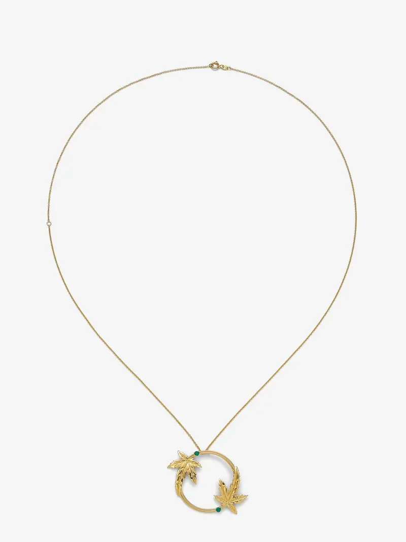 Colgante de oro amarillo de 18K con dos esmeraldas en talla brillante con un total de 0,29 cts y forma de hojas de arce