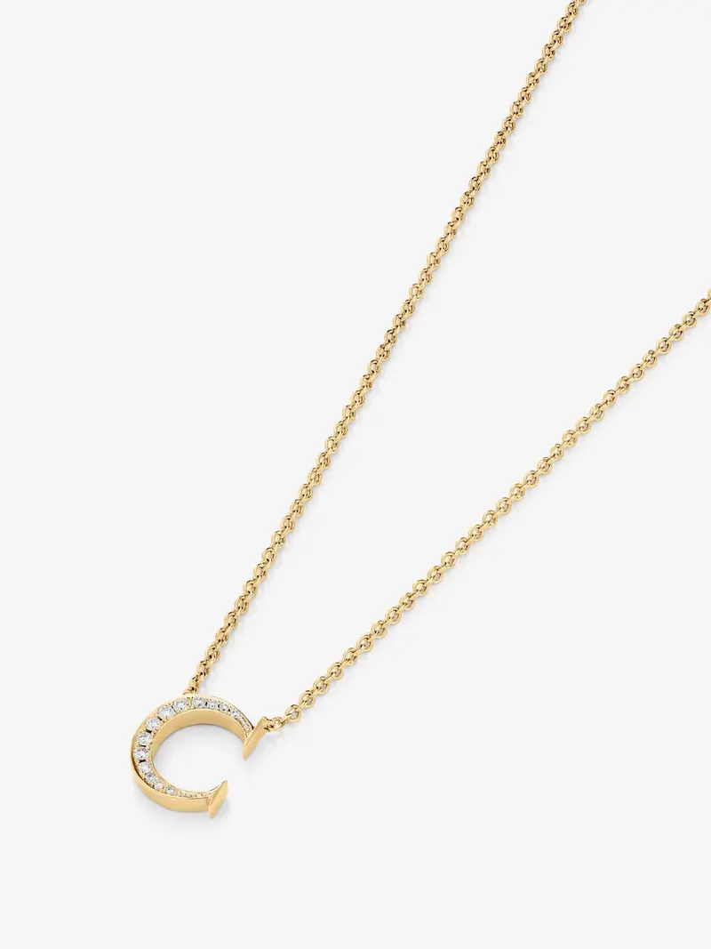Colgante de oro amarillo de 18K con letra C y 12 diamantes en talla brillante con un total de 0,06 cts