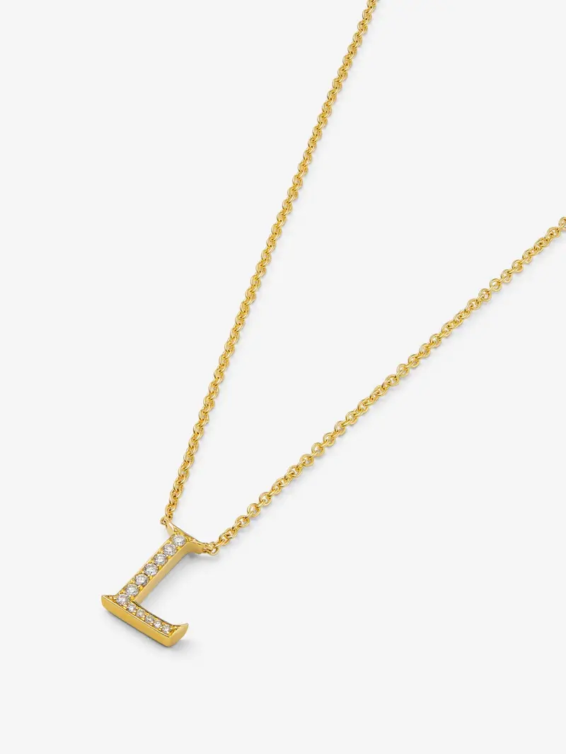 Colgante de oro amarillo de 18K con letra L y 12 diamantes en talla brillante con un total de 0,07 cts