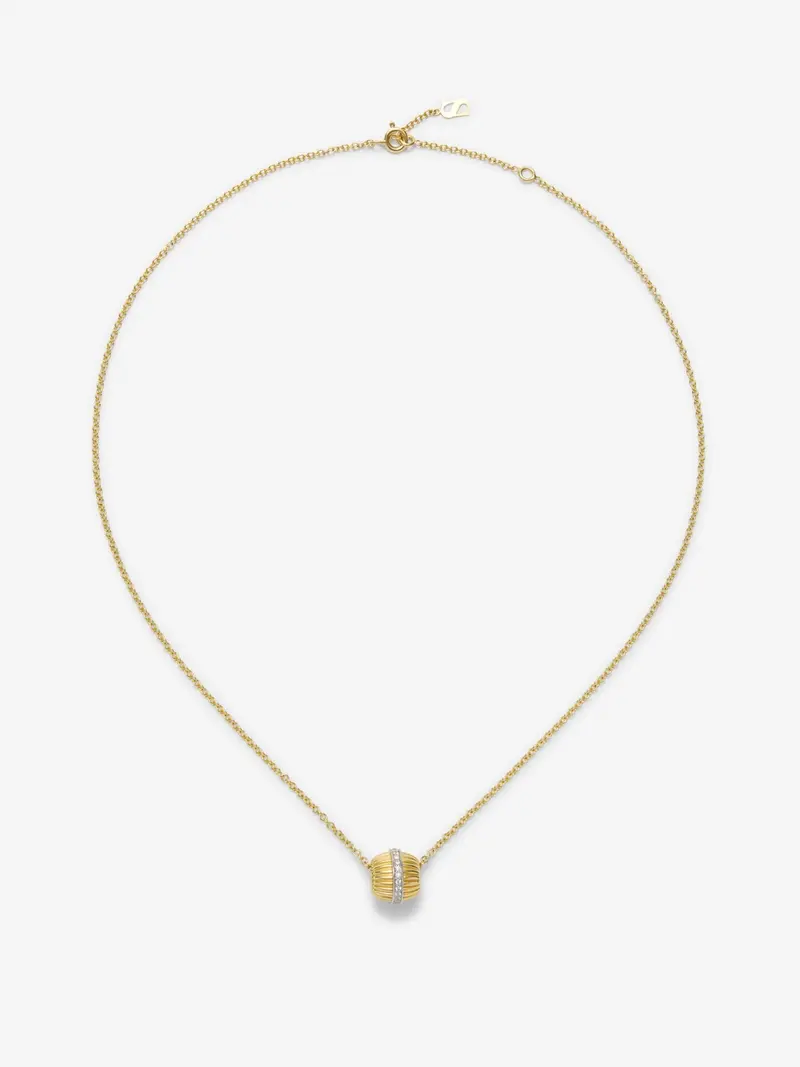 Colgante de oro amarillo de 18K con letra Y en pavé de diamantes en talla brillante de 0,09 cts