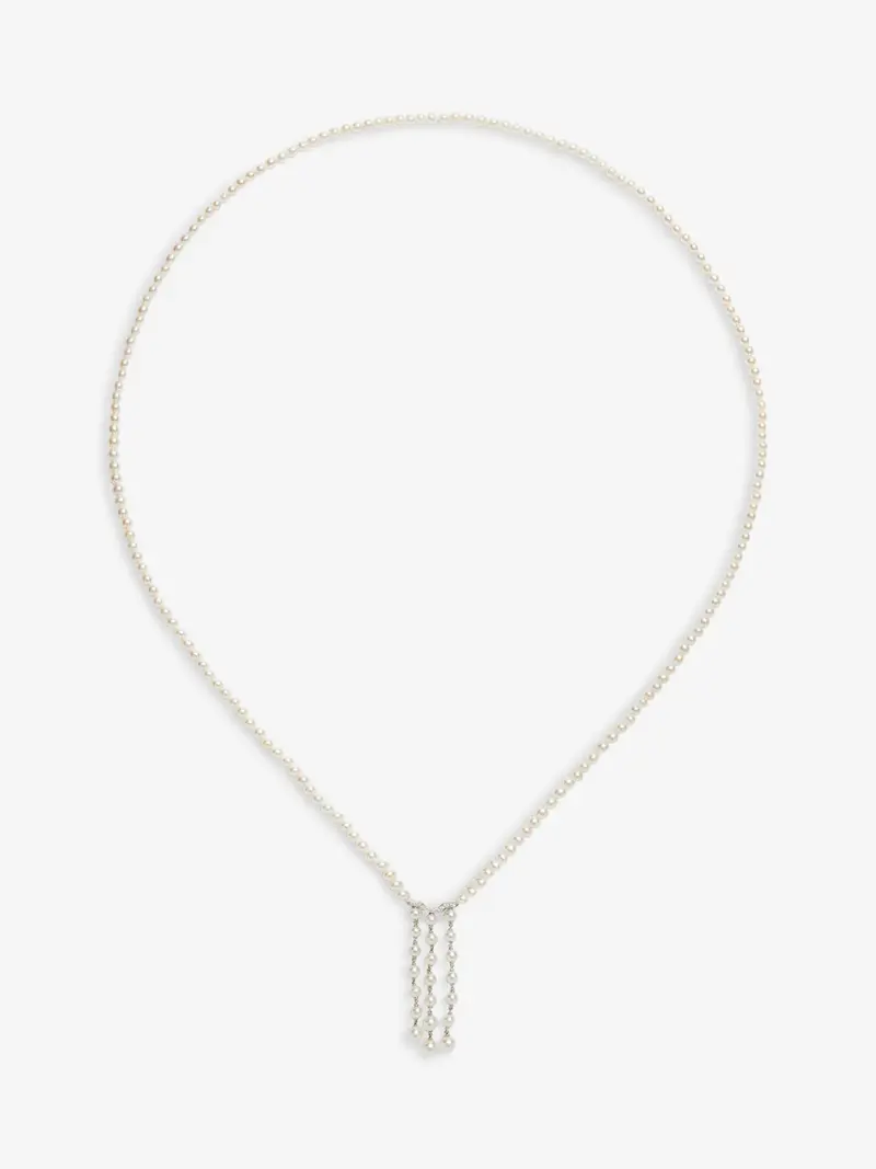 Colgante de oro blanco de 18K con 172 perlas akoya y 9 diamantes en talla brillante con un total de 0,09 cts