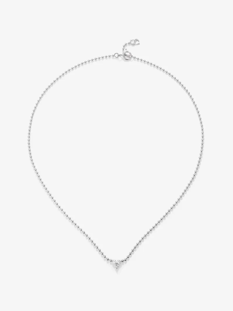 Colgante de oro blanco de 18K con 3 diamantes en talla brillante con un total de 0,18 cts