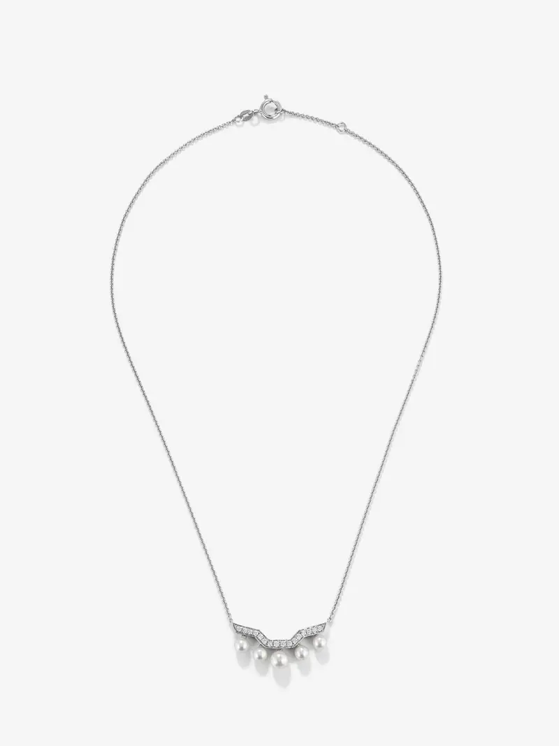Colgante de oro blanco de 18K con 5 perlas akoya de 4 y 5mm y 16 diamantes blancos en talla brillante con un total de 0,22