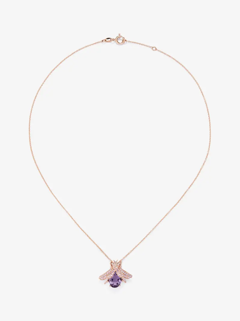 Colgante de oro blanco de 18K con amatista morada en talla oval de 2,77 cts, diamantes marrones y zafiros rosas en talla brillante con un total de 0,42 cts