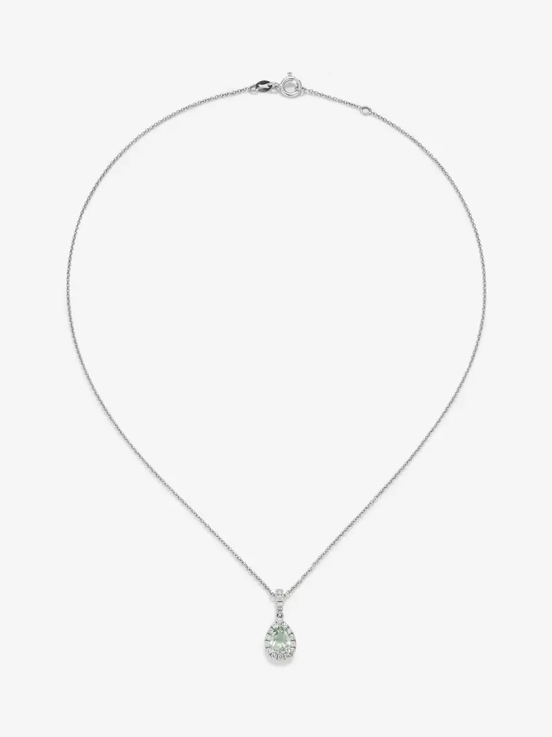 Colgante de oro blanco de 18K con amatista verde en talla pera de 0,68 cts y 18 diamantes en talla brillante con un total de 0,2 cts