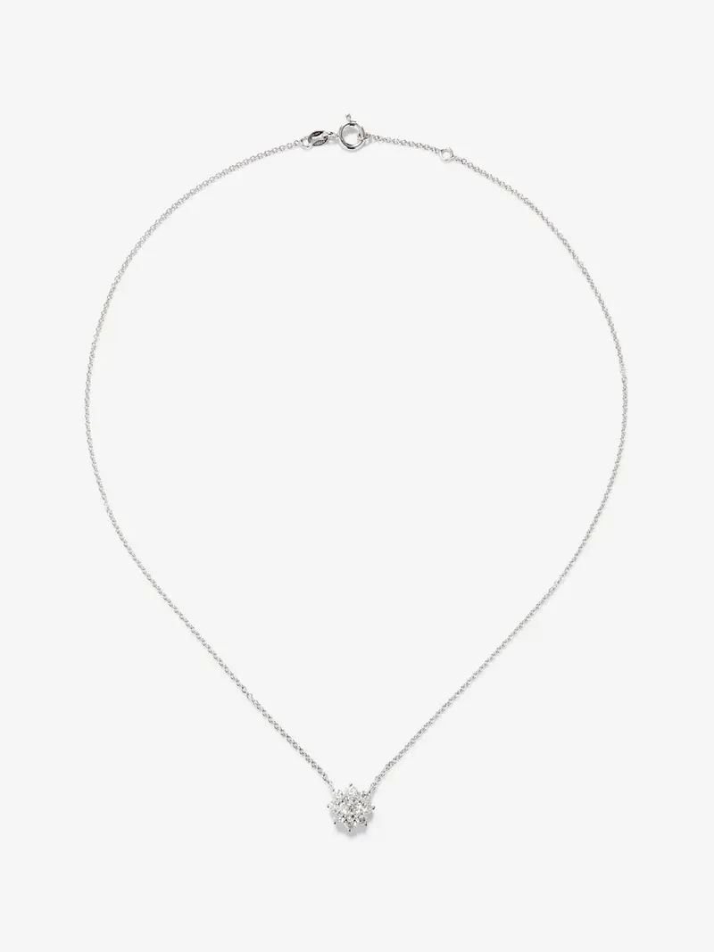 Colgante de oro blanco de 18K con diamante en talla brillante de 0,40 cts y forma de flor