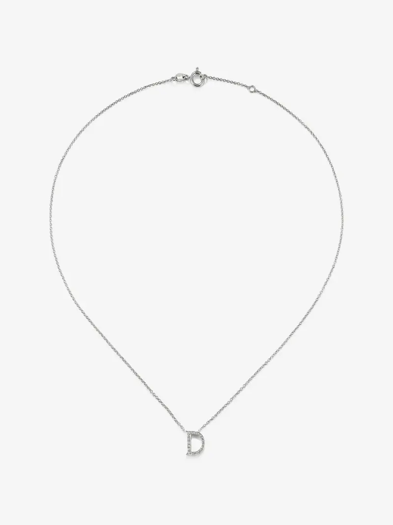 Colgante de oro blanco de 18K con diamantes en talla brillante de 0,09 cts y letra D
