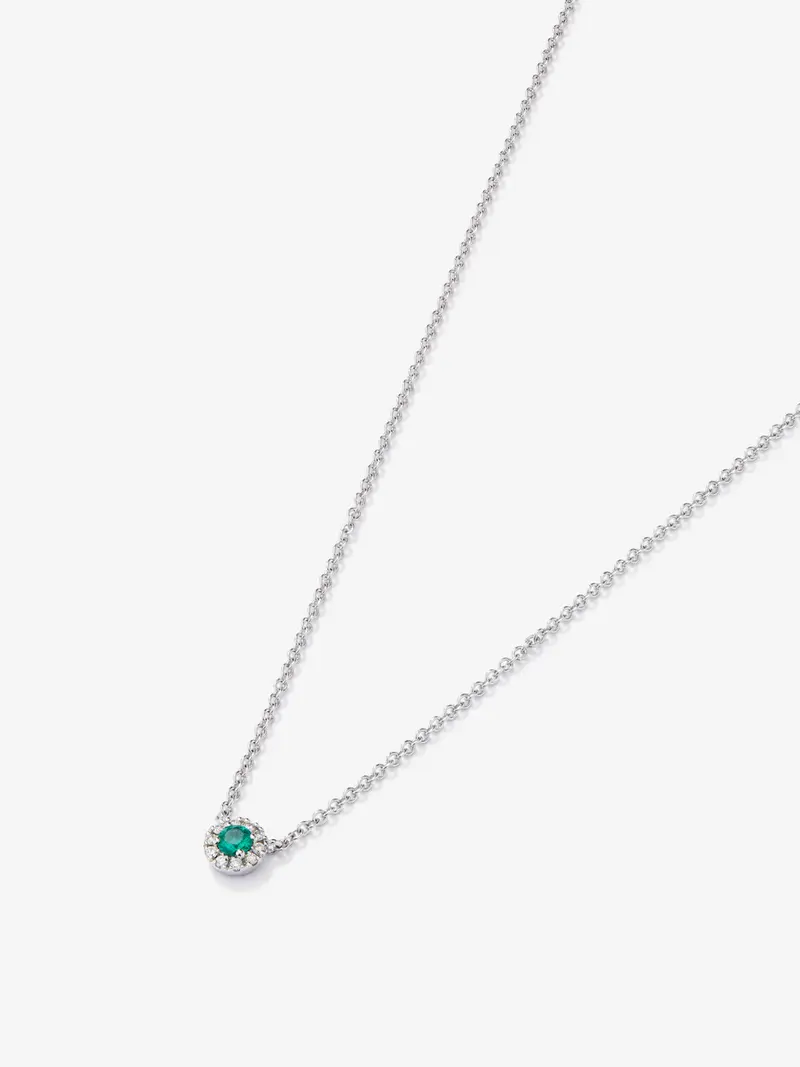 Colgante de oro blanco de 18K con esmeralda en talla brillante de 0,33 cts y diamantes en talla brillante de 0,09 cts