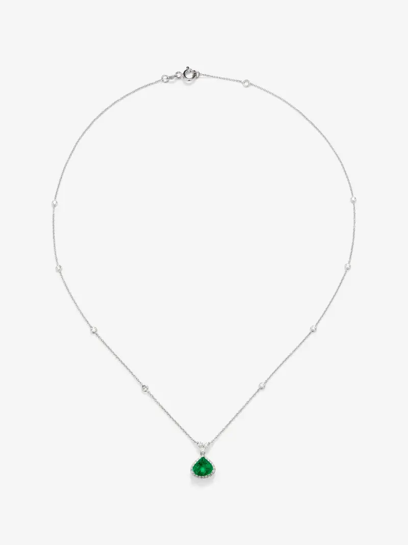 Colgante de oro blanco de 18K con esmeralda verde en talla pera de 1,19 cts y 11 diamantes en talla brillante con un total de 0,27 cts