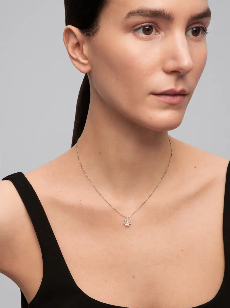 Colgante de oro blanco de 18K con flor de 7 diamantes en talla marquise con un total de 2,04 cts y una perla akoya