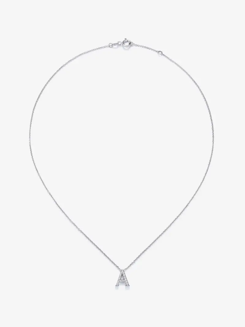 Colgante de oro blanco de 18K con letra A en pavé de 7 diamantes en talla brillante con un total de 0,08 cts
