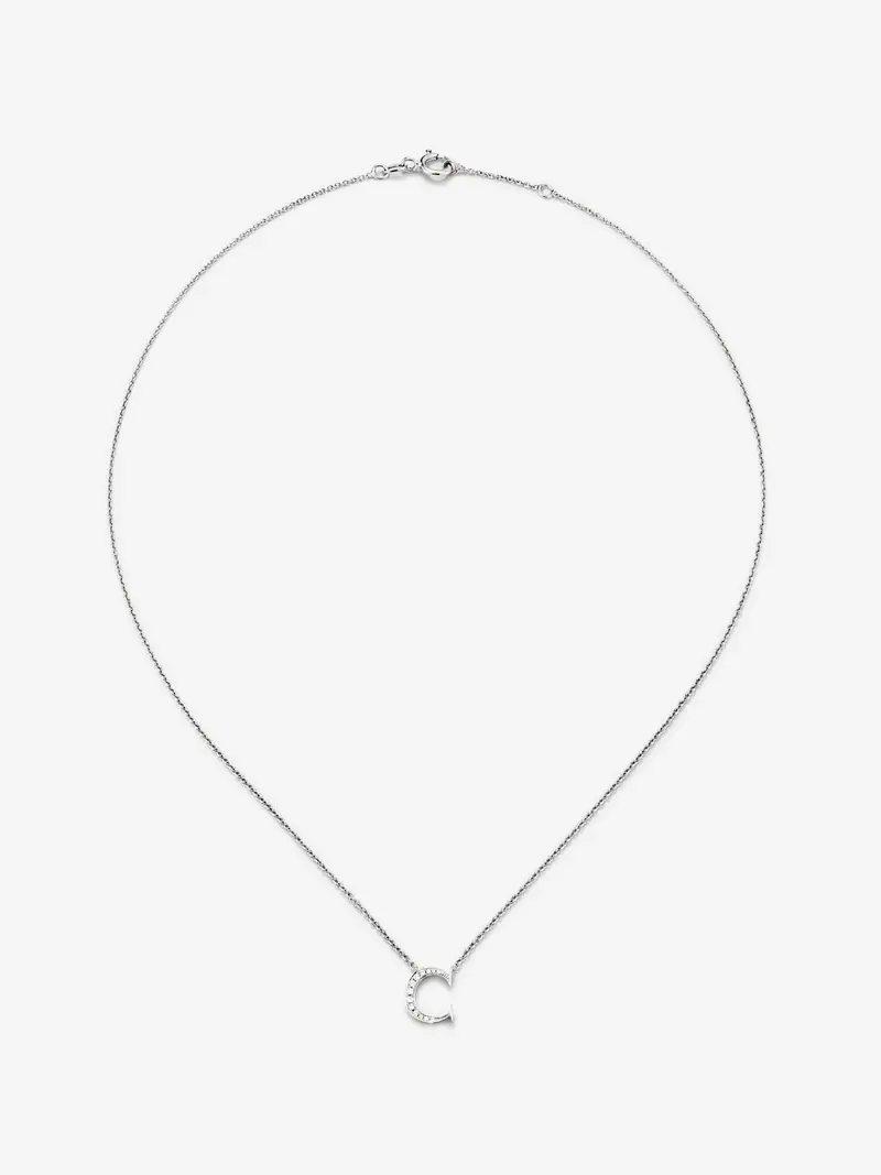 Colgante de oro blanco de 18K con letra C en pavé de 7 diamantes en talla brillante con un total de 0,05 cts