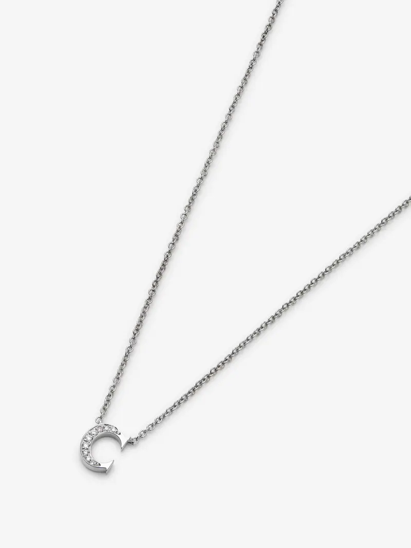 Colgante de oro blanco de 18K con letra C y 9 diamantes en talla brillante con un total de 0,023 cts