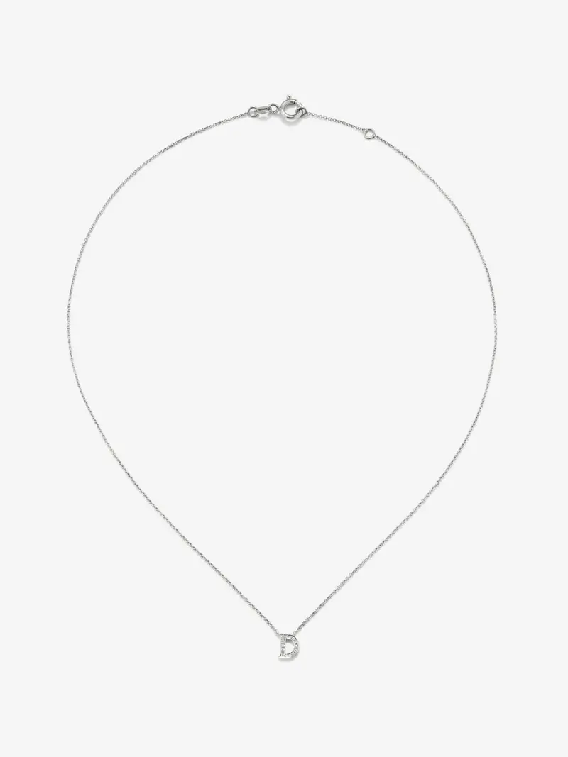Colgante de oro blanco de 18K con letra D y 14 diamantes en talla brillante con un total de 0,041 cts