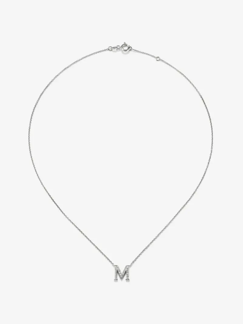 Colgante de oro blanco de 18K con letra M en pavé de 28 diamantes en talla brillante con un total de 0,13 cts