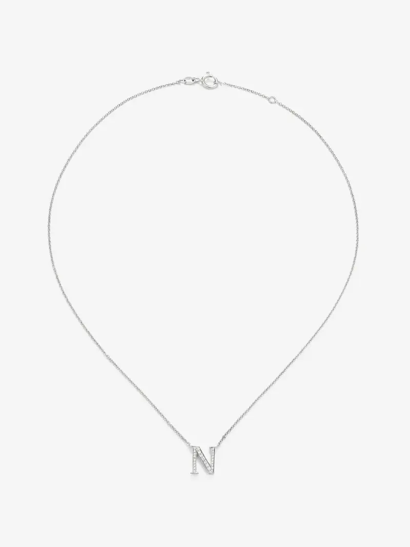 Colgante de oro blanco de 18K con letra N y diamantes blancos en talla brillante