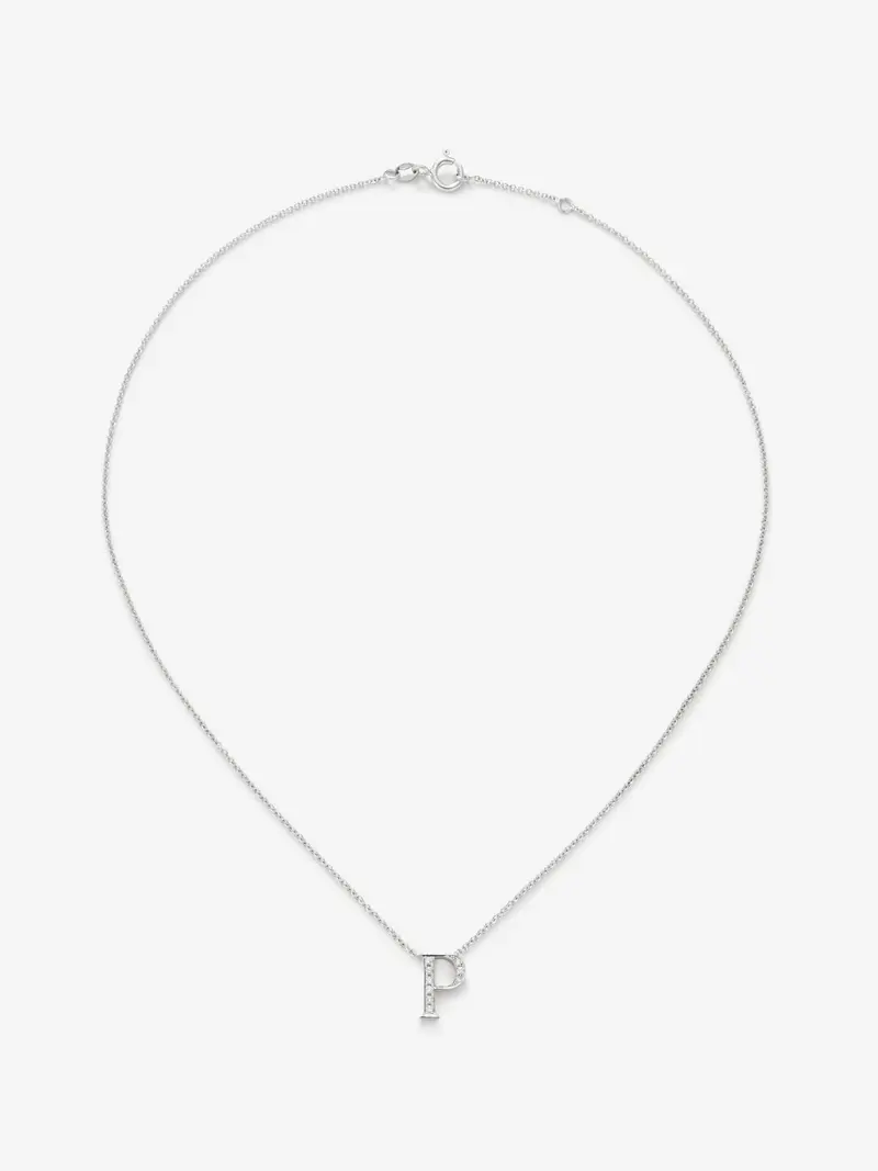 Colgante de oro blanco de 18K con letra P y 9 diamantes en talla brillante con un total de 0,06 cts