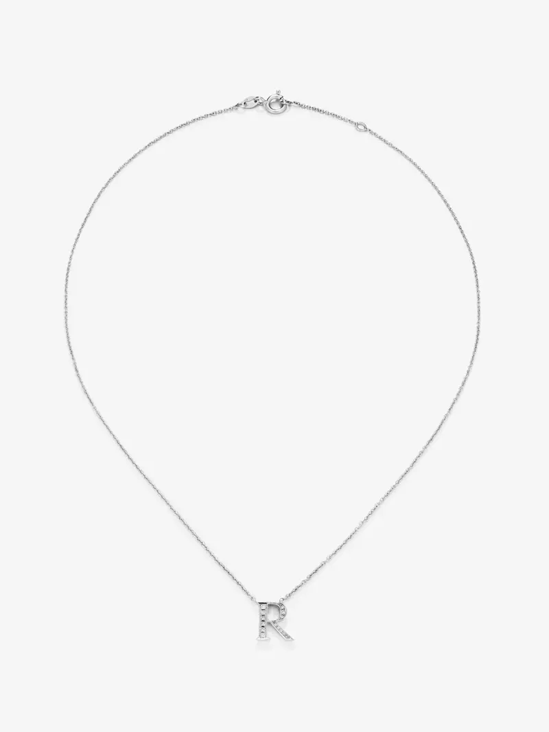 Colgante de oro blanco de 18K con letra R y 14 diamantes en talla brillante con un total de 0,07 cts