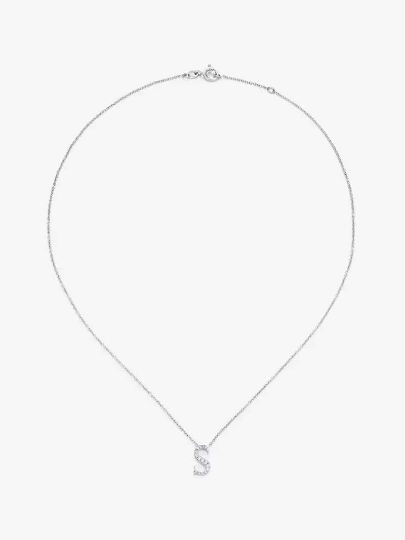 Colgante de oro blanco de 18K con letra S y 16 diamantes en talla brillante con un total de 0,07 cts