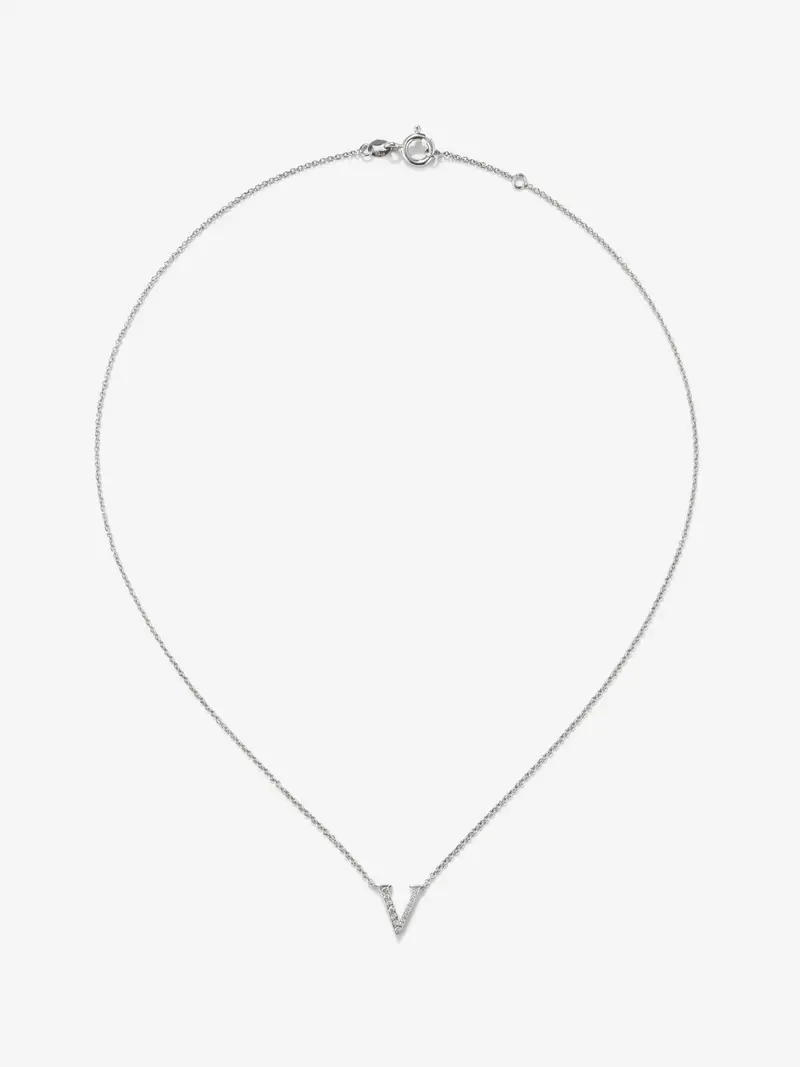 Colgante de oro blanco de 18K con letra V y 16 diamantes en talla brillante con un total de 0,07 cts