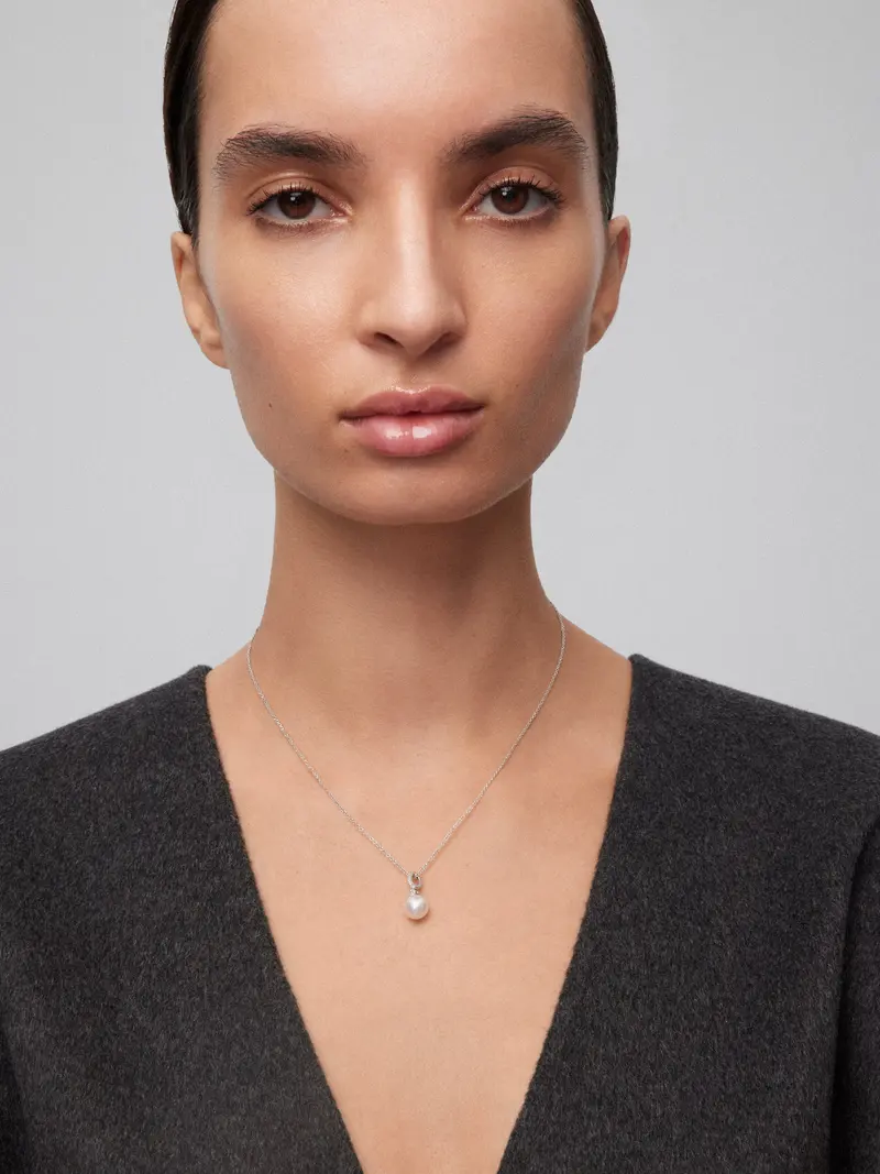 Colgante de oro blanco de 18K con perla akoya y diamantes de 0,1 cts